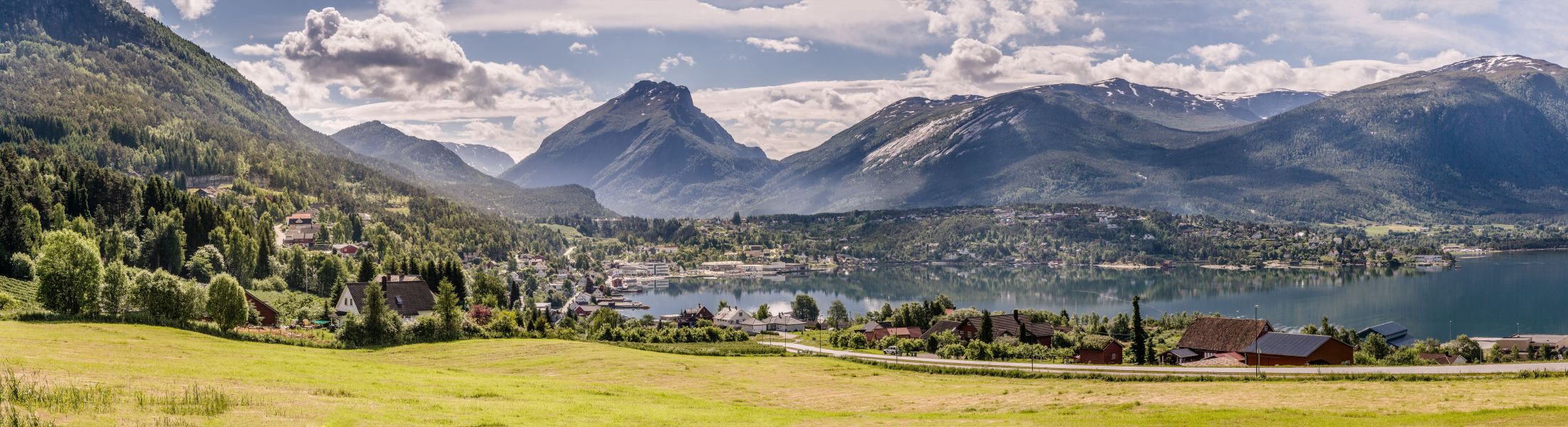 Blick auf Sandane in Norwegen inmitten von Gletschern.