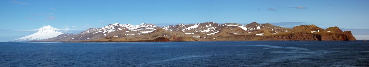 Blick auf die Gletscher vor blauem Meer.