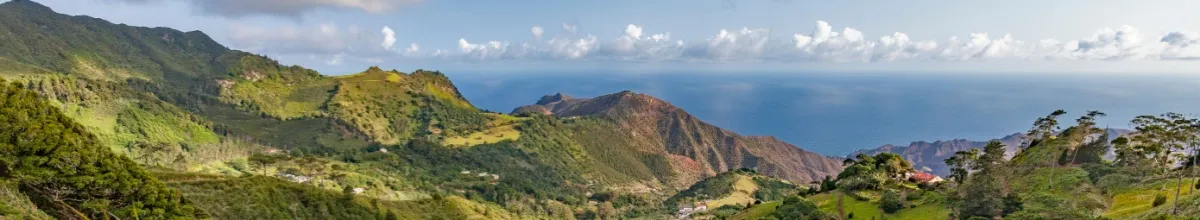 Blick über die Bergspitzen und das Meer.