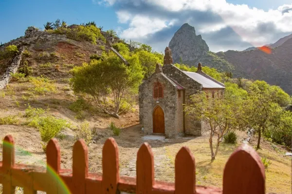 Kapelle St. Helena Kleine Kapelle auf einem Berg.