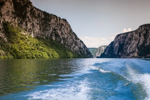 Donau-Landschaft Donau umgeben von Felsvorsprüngen.