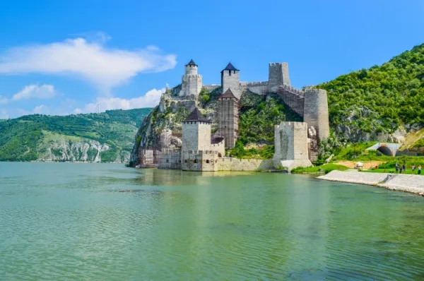 Burgruine Burgruine an der Donau unter blauem Himmel.
