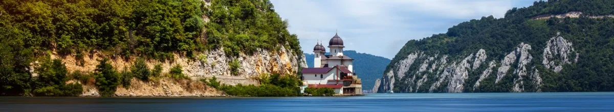 Eisernes Tor Blick auf die Donau und das Kloster am Eisernen Tor.
