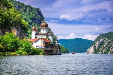 Das Kloster vor der Donau.