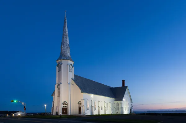Kirche auf Cap-aux-Meules Die Kirche La Vernier auf Cap-aux-Meules bei Nacht in Szene gesetzt.