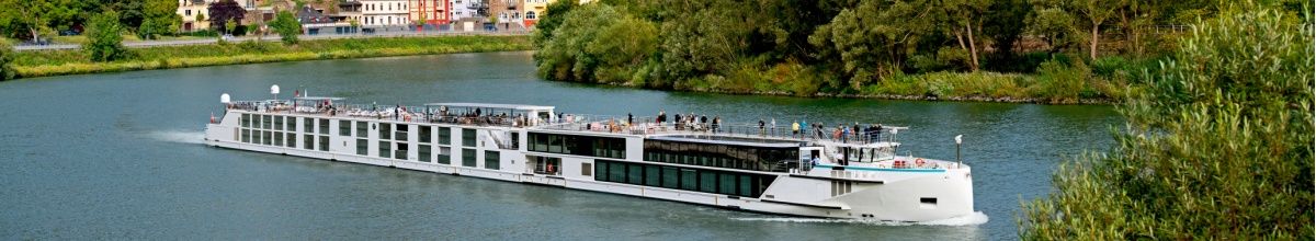 Die MS Advance fährt auf einem Fluss.