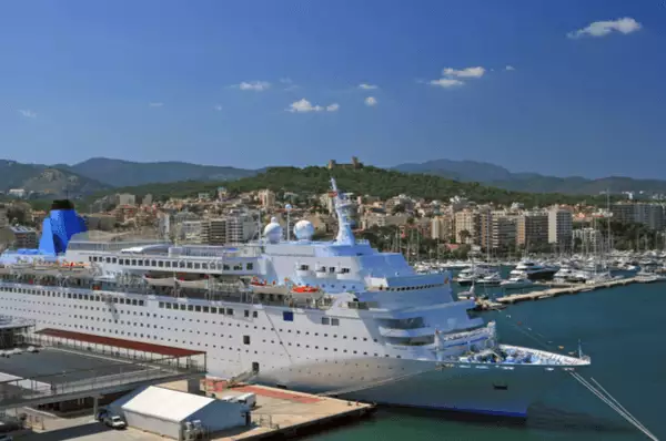 Der Kreuzfahrthafen von Palma Kreuzfahrtschiff im Hafen von Palma auf Mallorca. Im Hintergrund die Stadt.