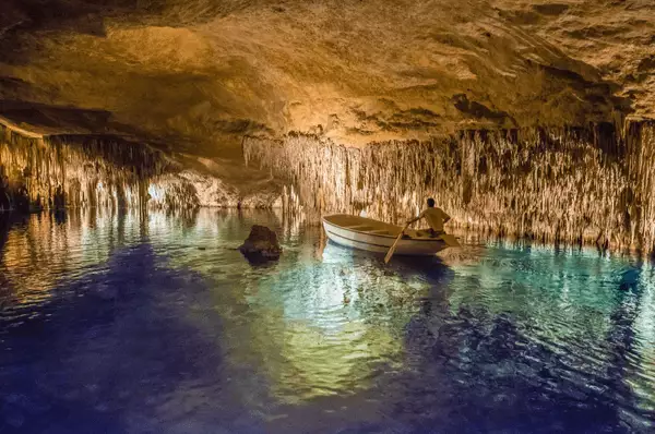 In den Drachenhöhlen bei Porto Christo Holzboot auf dem See in der Tropfsteinhöhle Cuevas del Drac bei Porto Christo auf Mallorca.