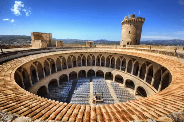 Castell de Bellver Blick in den Innenhof der Rundburg Castell de Bellver in Palma de Mallorca.