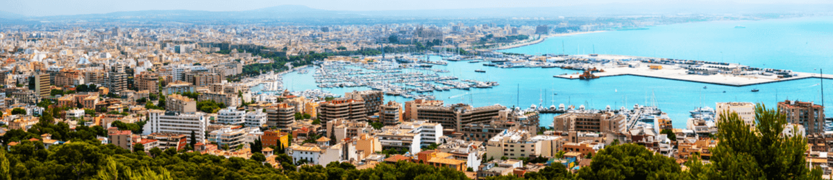 Luftbild vom Hafen von Palma de Mallorca und der Stadt.