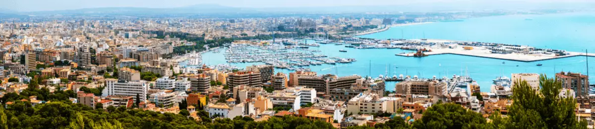 Luftbild vom Hafen von Palma de Mallorca und der Stadt.