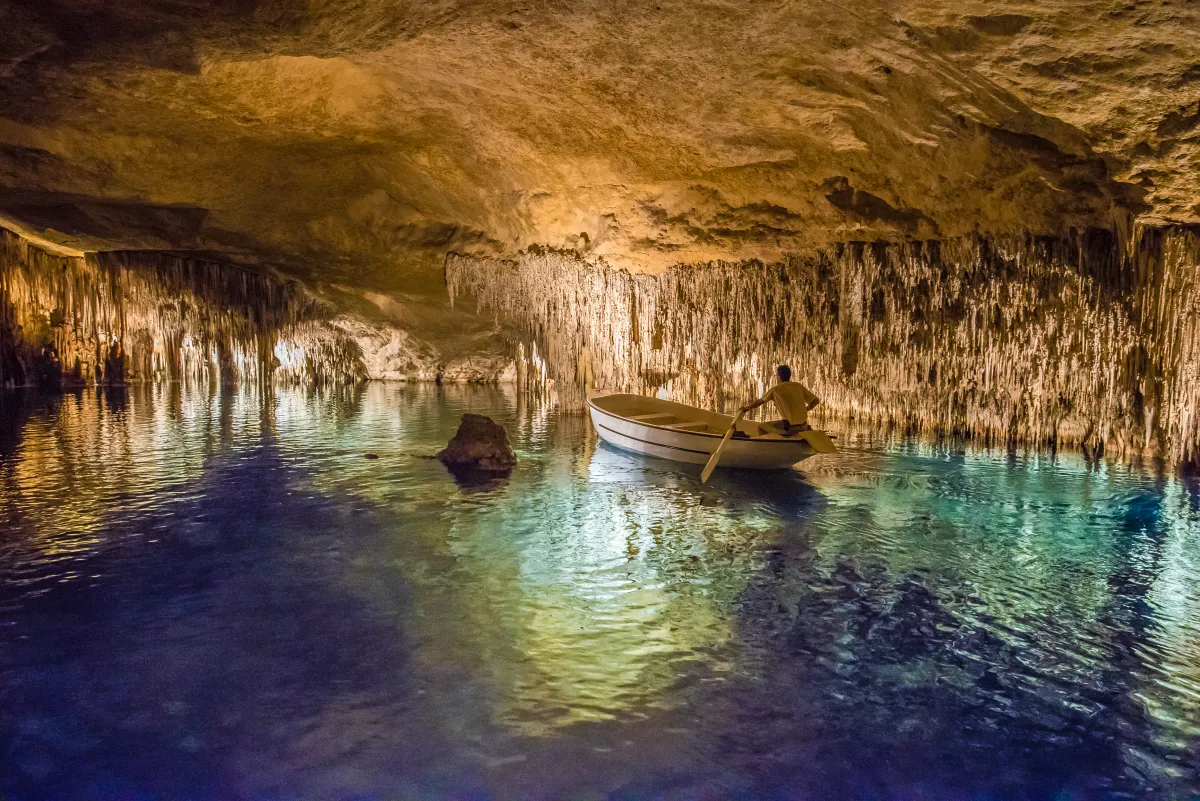 In den Drachenhöhlen bei Porto Christo Holzboot auf dem See in der Tropfsteinhöhle Cuevas del Drac bei Porto Christo auf Mallorca.