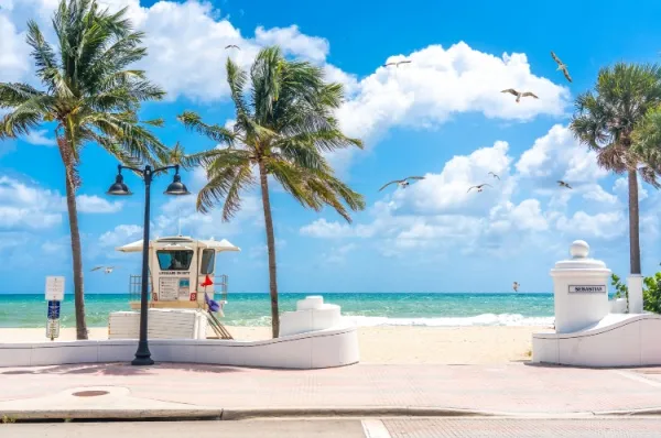 Fort Lauderdale Strandpromenade mit Palmen unter blauem Himmel