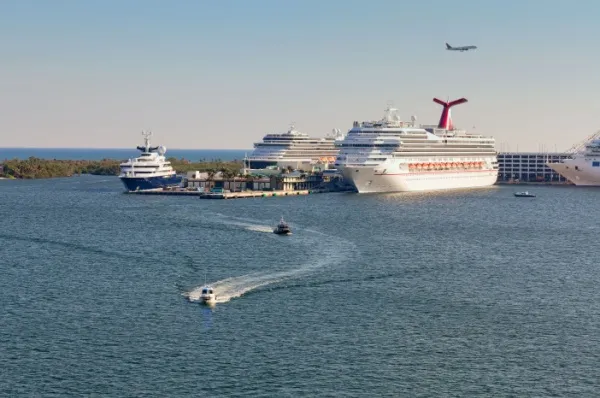 Kreuzfahrtschiffe im Port Everglades Zwei große und ein kleineres Kreuzfahrtschiff liegen im Port Everglades vor Anker.