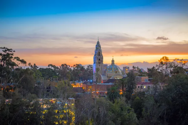 Der California Tower in San Diego Ausblick auf den California Tower in San Diegos Balboa Park bei Sonnenuntergang.