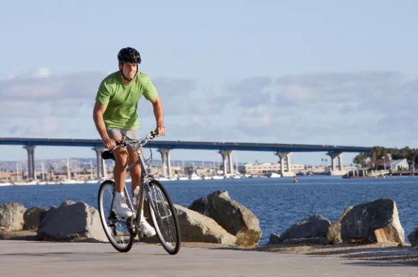 Ein Radfahrer in San Diego Ein Radfahrer vor der Coronado-Brücke in San Diego bei Tag.