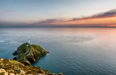 Umgebung von Holyhead Panoramablick auf den Leuchtturm nahe Holyhead.