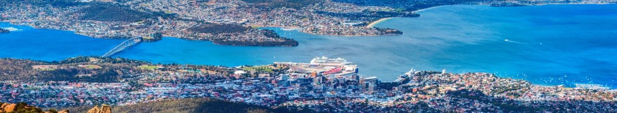 Küstenlinie der tasmanischen Hauptstadt Hobart am Meer.