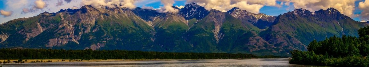 Blick auf Bergpanorama in Alaska mit tiefhängenden Wolken.