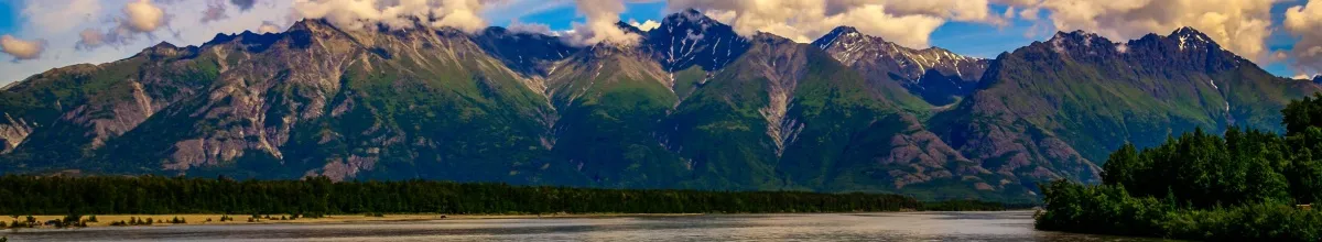 Alaska Bergpanorama Blick auf Bergpanorama in Alaska mit tiefhängenden Wolken.