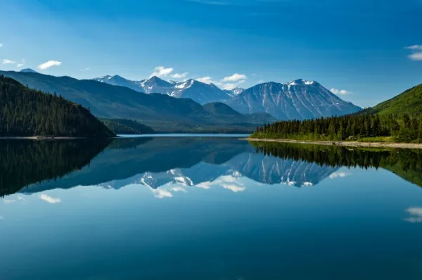 Natur in Skagway Blick auf See und Berge in Alaska.