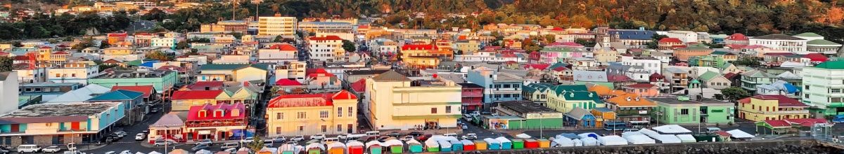Die Stadt Roseau auf der Insel Dominica mit ihren bunten Häusern am Meer.