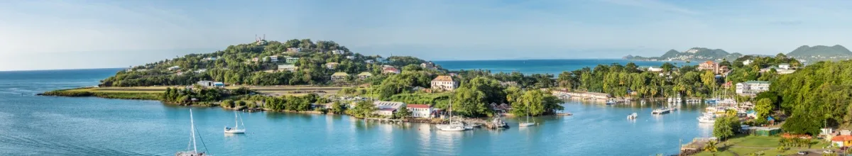 Blick auf die Hafen-Bucht von Castries, von grünen Hügeln umgeben.
