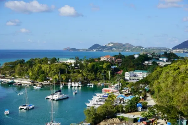 Blick auf die Hafen-Bucht von Castries auf St. Lucia.
