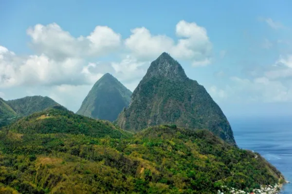 Blick auf die grünen Piton Berge.