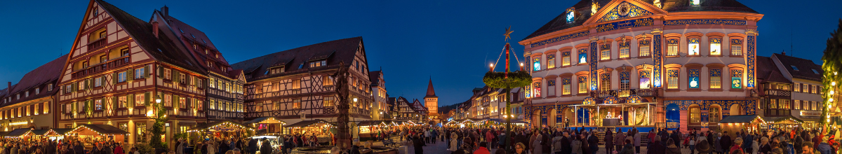 Weihnachtsmarkt in einer historischen Altstadt während einer Feiertagskreuzfahrt.