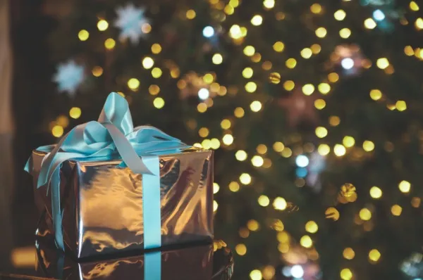 Geschenke unter dem Weihnachtsbaum. Mit der <i>Mein Schiff®</i> Flotte wird Weihnachten an Bord einfach magisch.