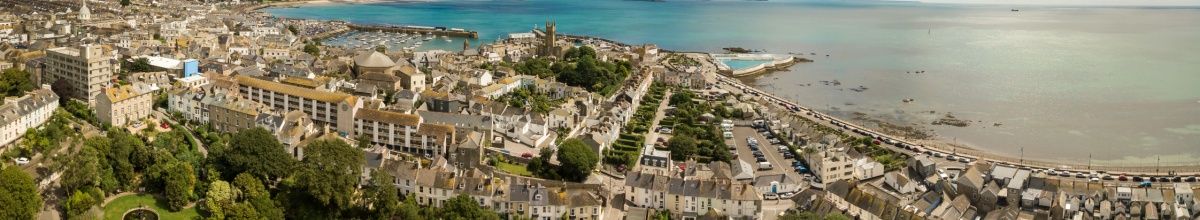 Blick auf die Stadt Penzance aus der Vogelperspektive.
