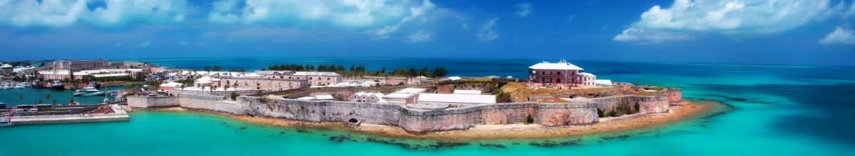 Panoramasicht auf King's Wharf, umgeben vom türkis-blauen Meer.
