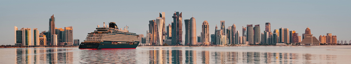 Die EXPLORA II von Explora Journeys reist im roten Meer vor einer Skyline.