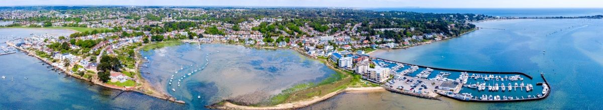 Die Stadt Poole und der Naturhafen fotografiert von oben.