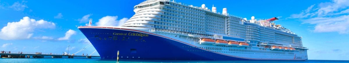 Das Kreuzfahrtschiff von der Seite fotografiert.