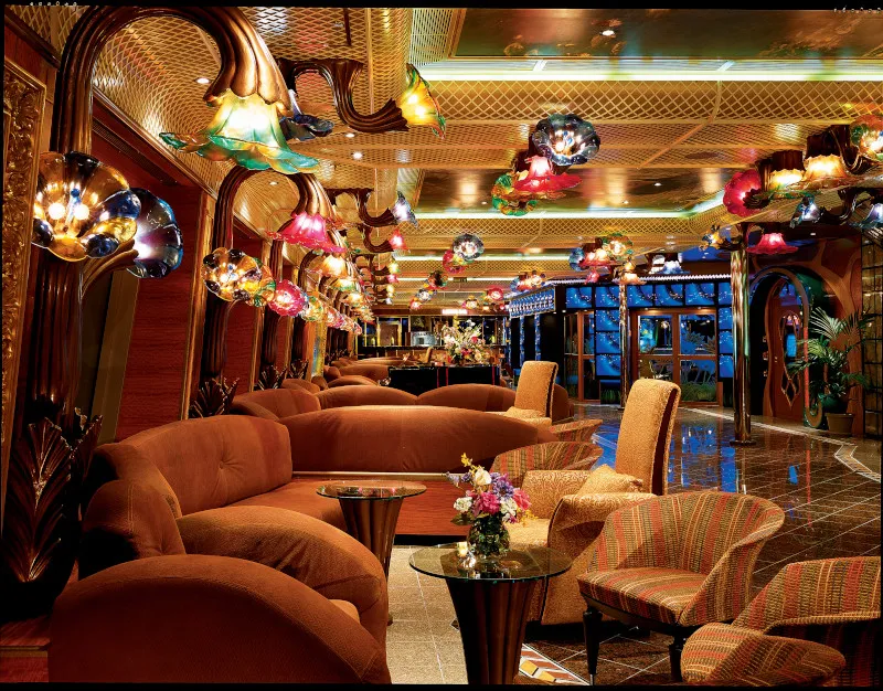 Opulentes Interieur eines Restaurant an Bord.