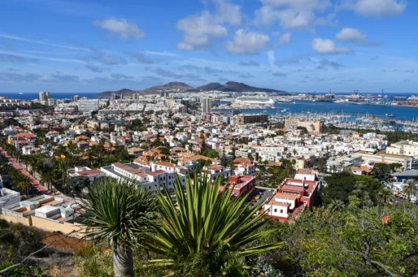 Las Palmas Panoramablick auf Las Palmas mit dem Kreuzfahrthafen im Hintergrund.