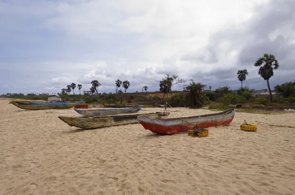 Strand Ein Strand bei Pointe-Noire mit Ruderbooten, die in Sand und Sonne liegen.