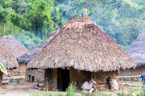 Rundes strohgedecktes Lehmhaus in einem indigenen Dorf der Wiwa Ureinwohner in der Sierra Nevada de Santa Marta, Kolumbien