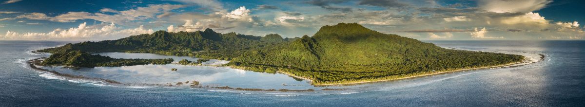Eine Totale der Insel Kosrae umgeben vom Ozean.