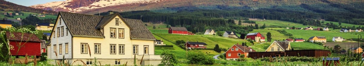 Bunte Holzhäuser in Innvik, Norwegen