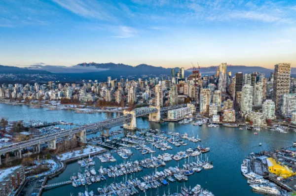 Vogelperspektive von Vancouver mit seinem Hafenbecken und Teilen der Innenstadt bei Sonnenaufgang.
