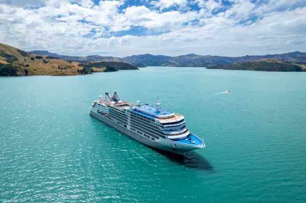 Luftaufnahme der Silver Muse in Neuseeland, von türkisblauem Wasser umgeben.