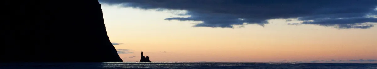 Eine Felsformation an der Küste bei Sonnenuntergang.
