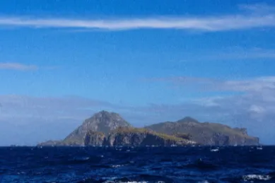 Ausblick auf die Nachbarinsel Nightingale Island vom Meer aus.