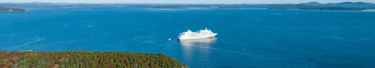 Panoramablick auf das Meer, auf dem die Silver Whisper in der Ferne fährt.