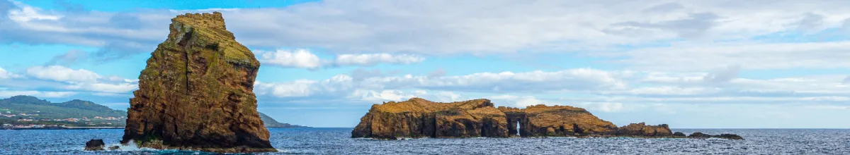 Felsformationen vor der Küste der Insel Pico bei Tag.