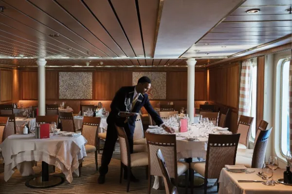 Bord-Restaurant von Silversea. Ein Kellner deckt die Tische.