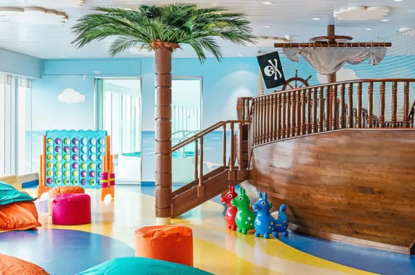 Der AIDA Kids Club auf AIDAprima mit einem Piratenschiff.
